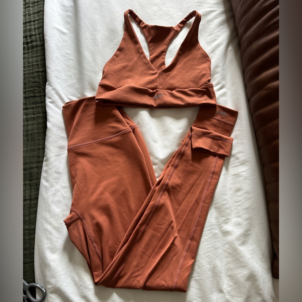 SET ACTIVE Sports Bra and Leggings Set